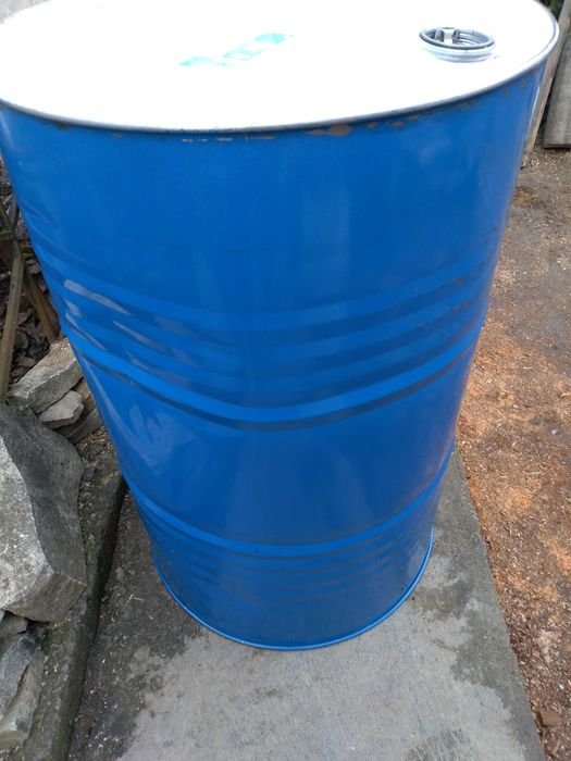 Бочки для горючих материалов или воды.