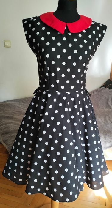 Sukienka w grochy z czerwonym kołnierzykiem