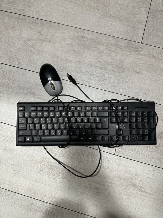 Монітор для компьютера і мишка