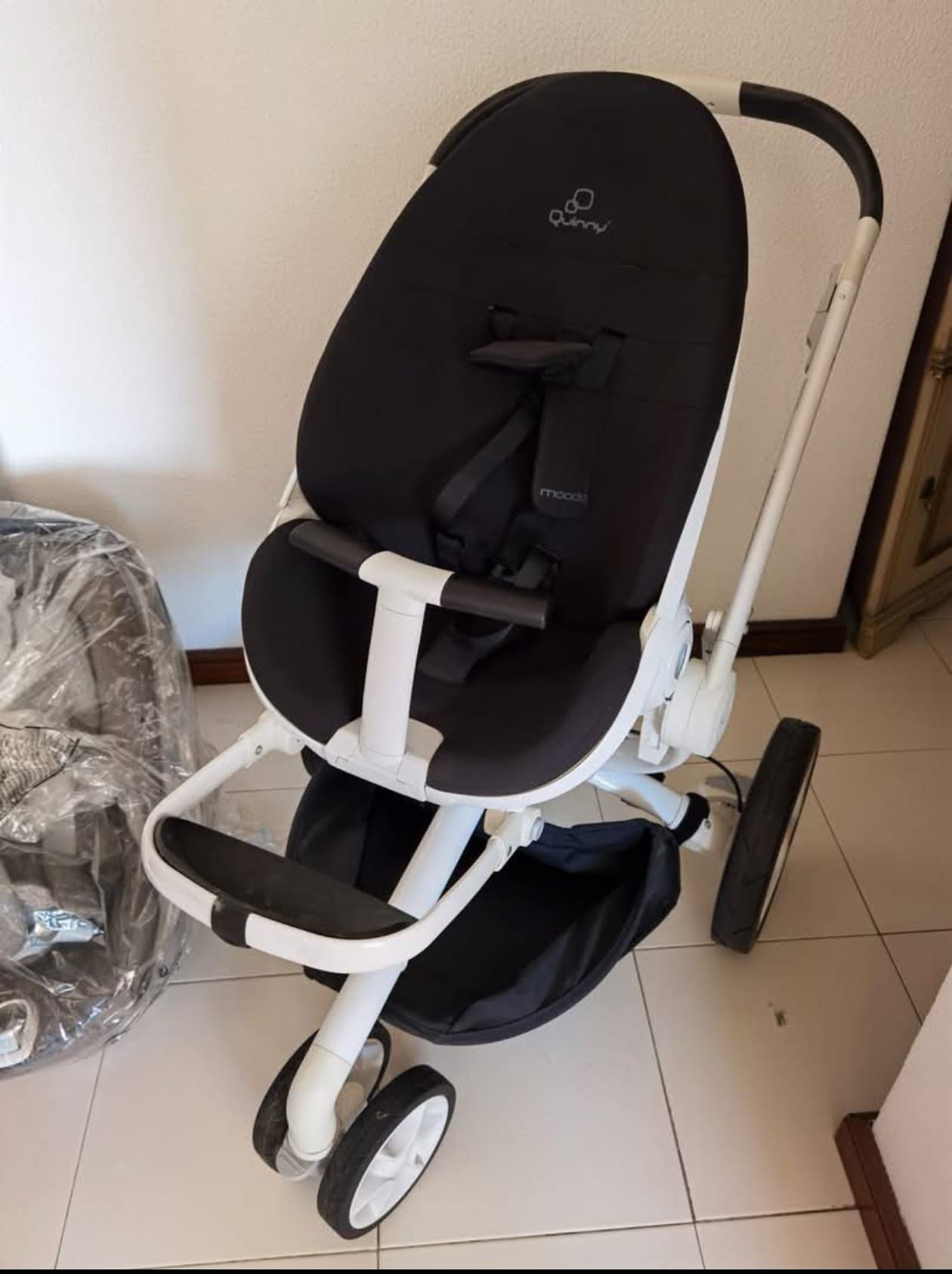 Set carrinho + assento marca Quinny (dá até aos 5 anos).
Ovinho marca