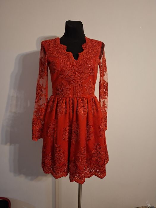 Czerwona Sukienka Koronkowa EMU 38 z Cekinami – Idealna na Święta!