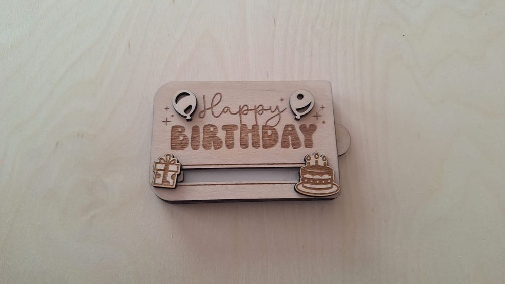 Drewniane pudełko na kartę podarunkową – Happy Birthday