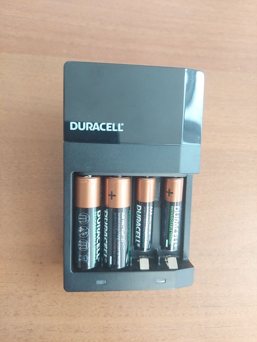 Продам зарядное устройство Duracell CEF14 с аккумуляторами