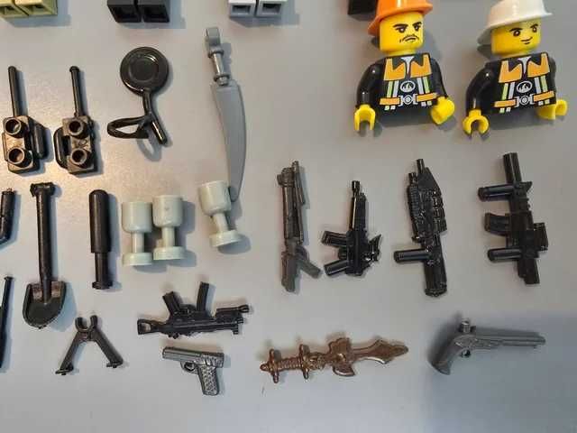 Minifiguras tipo Lego com armas e acessórios