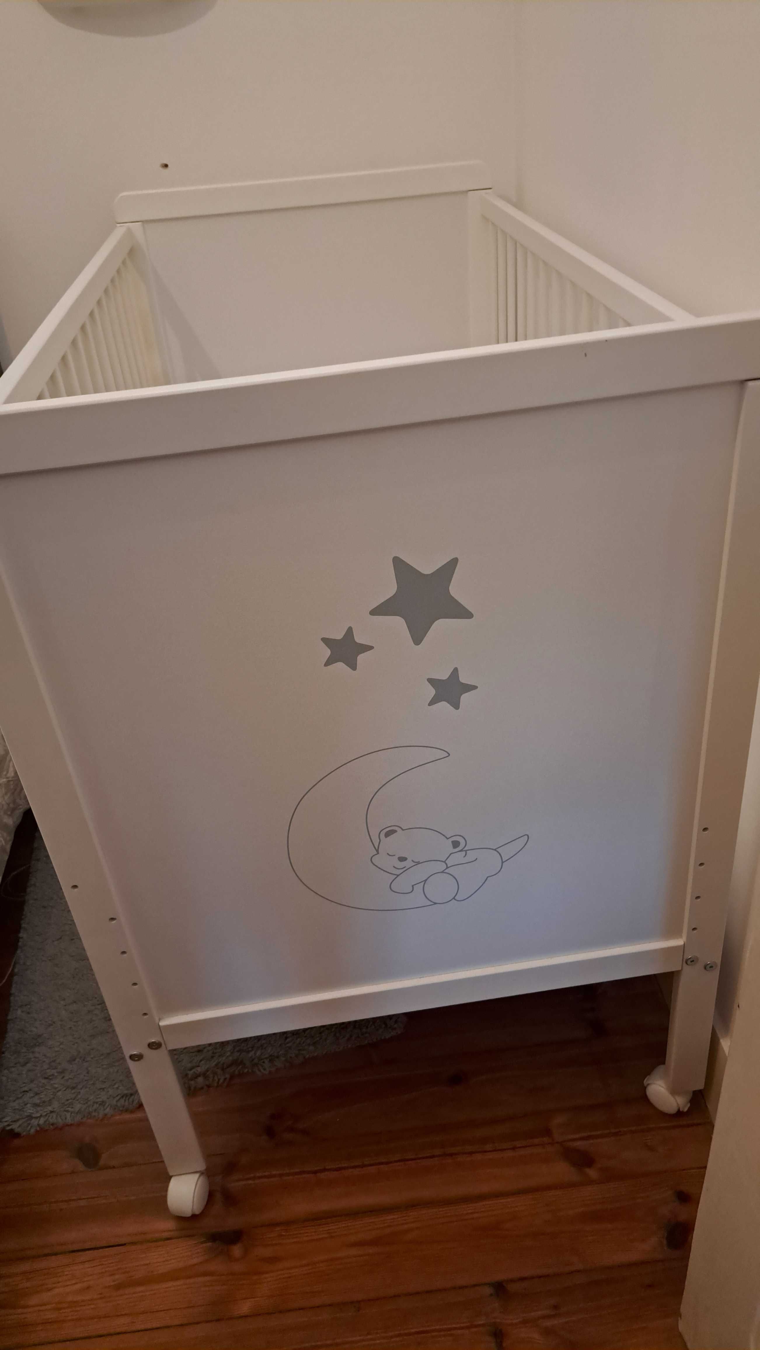 Berço/Cama de grades + colchão , 4 rodas