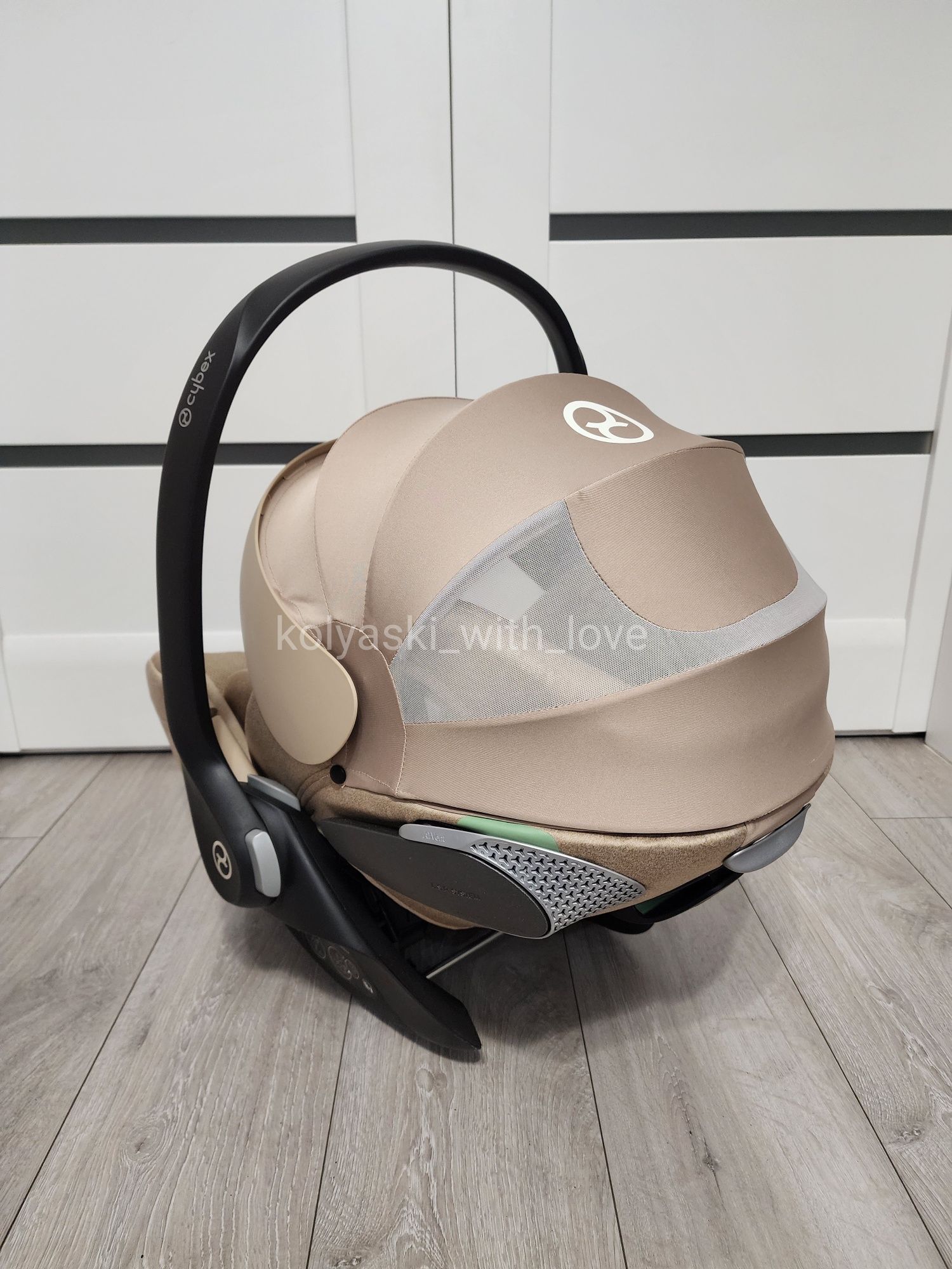 Розкладне автокрісло Cybex Cloud T plus i-size Сайбекс Клауд бежеве