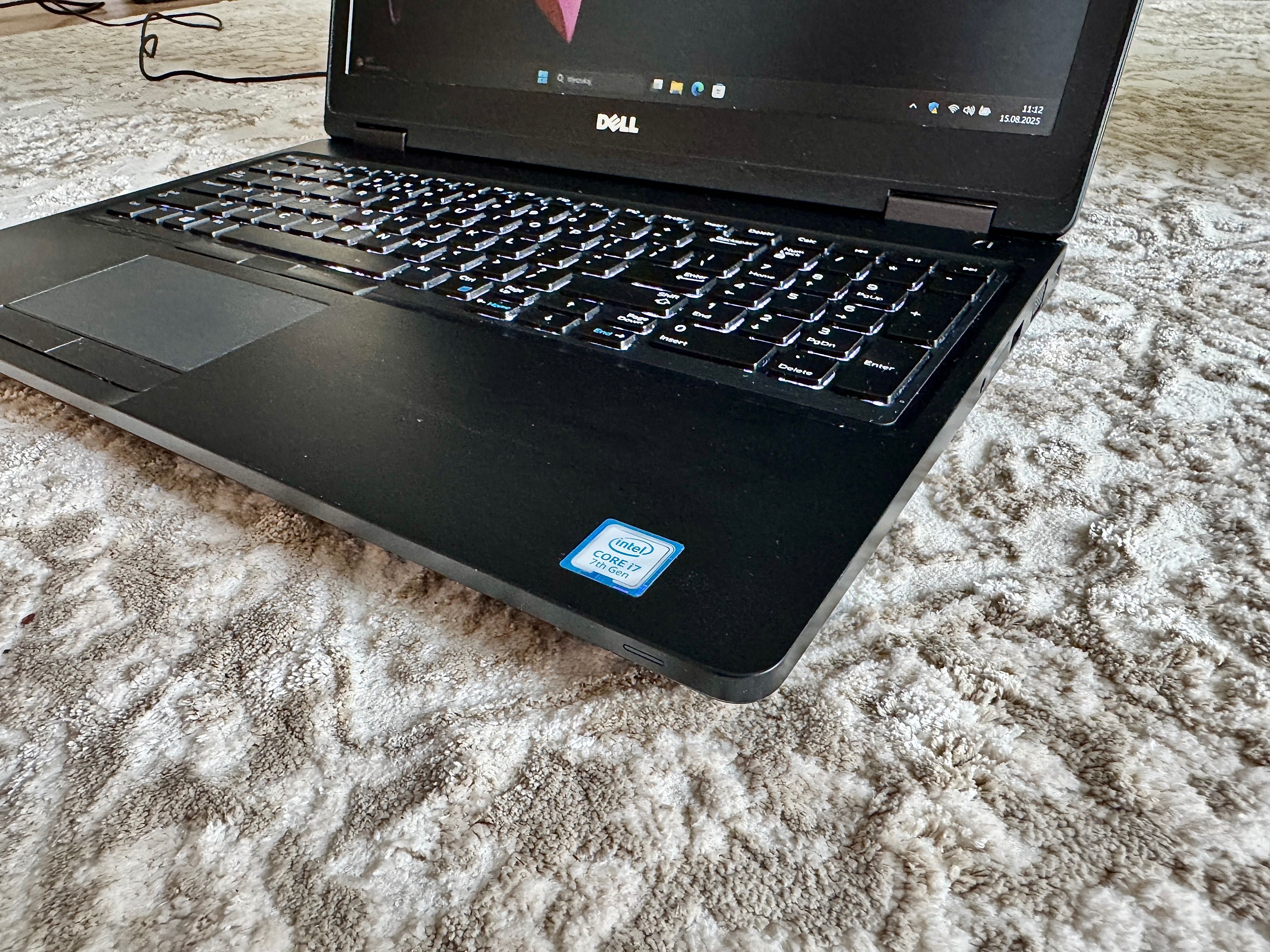 Laptop Dell Core i7 DDR4-8GB Win11 SSD USB-C Podświetl Klawia Notebook
