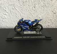 Model motocykla YAMAHA YZR-M1 kolekcja kolekcjonerski valentino rossi