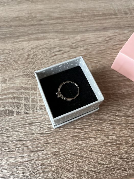 Срібна каблучка з рожевим фіанітом 16 розмір