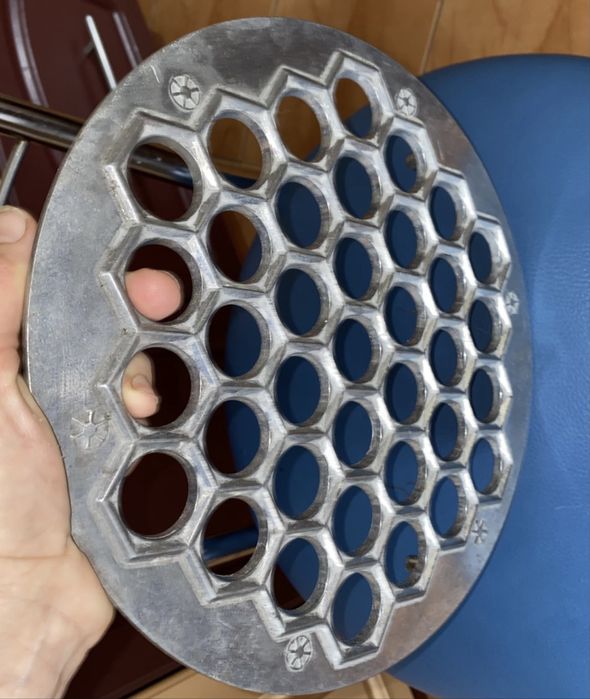 Пельменница СССР со знаком качества шестигранная на 37 шт.