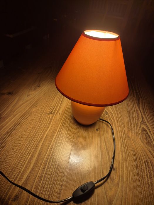 Lampka nocna ceramiczna z kloszem.