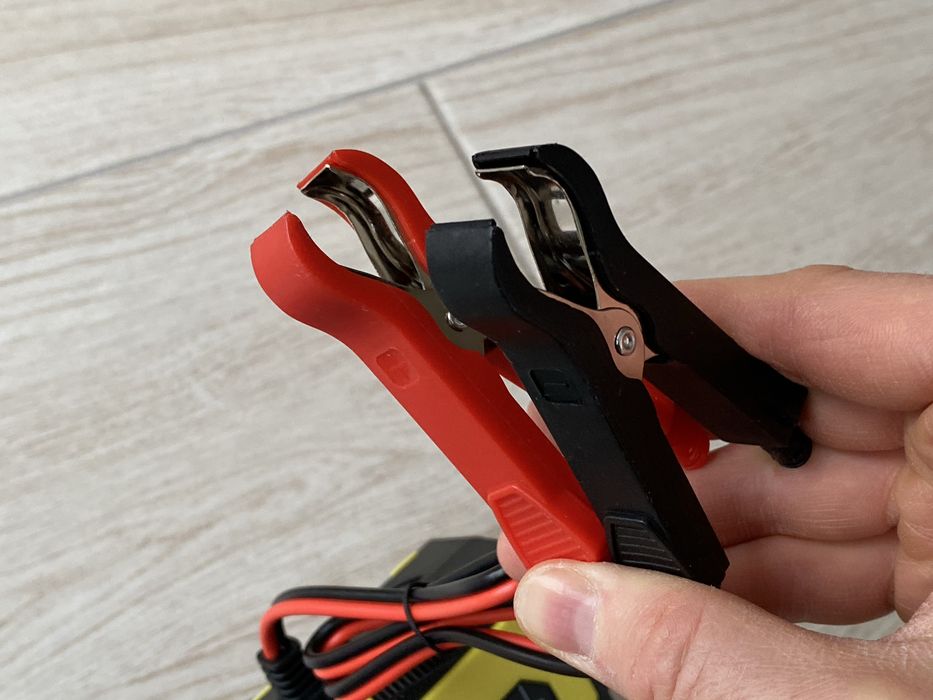 Импульсное зарядное устройство для аккумулятора авто Зарядний пристрій