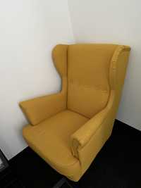 Żółty fotel uszak ikea