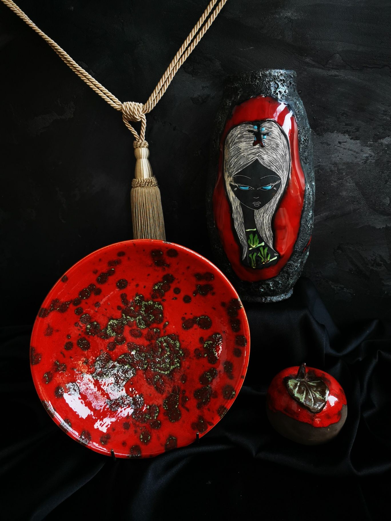 Ceramiczna misa w cętki, czerwony kolor, na nóżkach UNIKAT