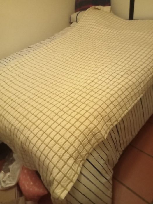 Cabeceira de cama e cortinados
