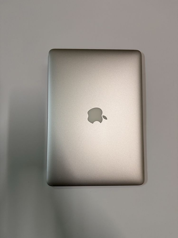 MacBook Air 13-inch  128 gb 8gb DDR3 Monterey