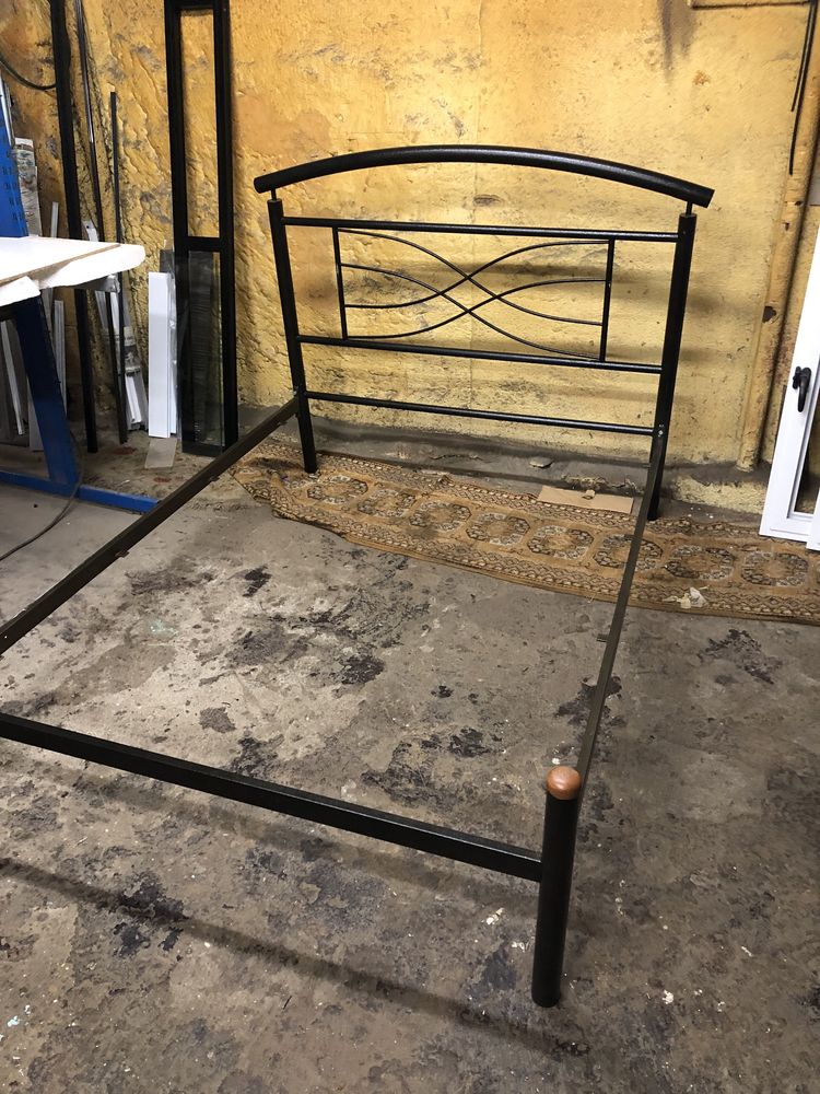 Cama de ferro castanho brilhante