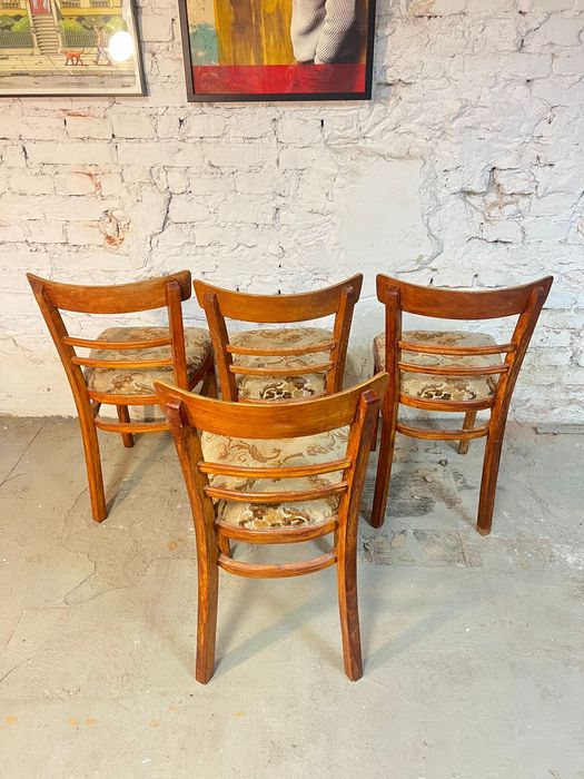 Cztery tapicerowane drewniane krzesla fameg prl vintage retro