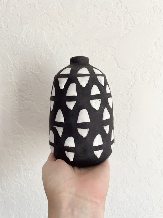 Чорнобіла глиняна ваза Chelsea — стиль етно, ручна робота