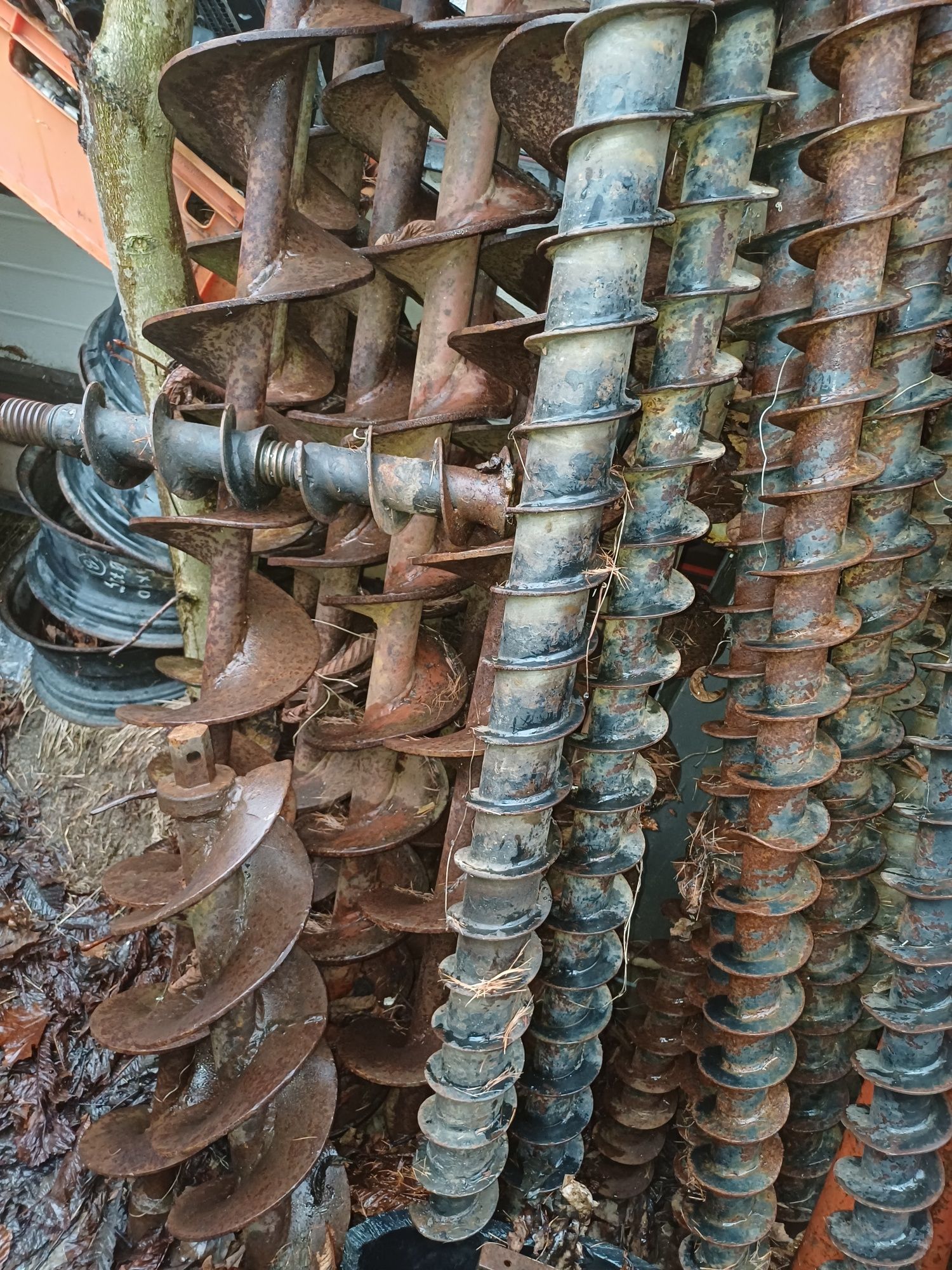Stara wiertnica hydrauliczna poziomie razem ze swidrami dużymi