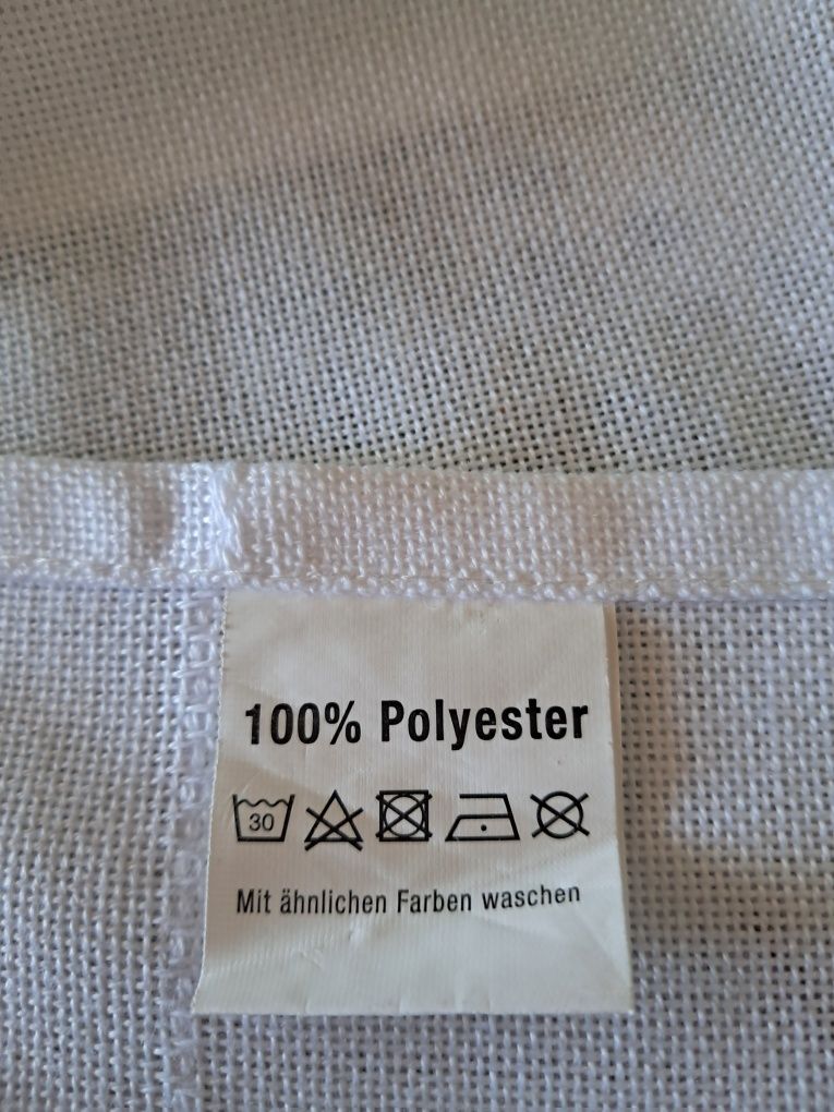 Obrus ręcznie haftowany.