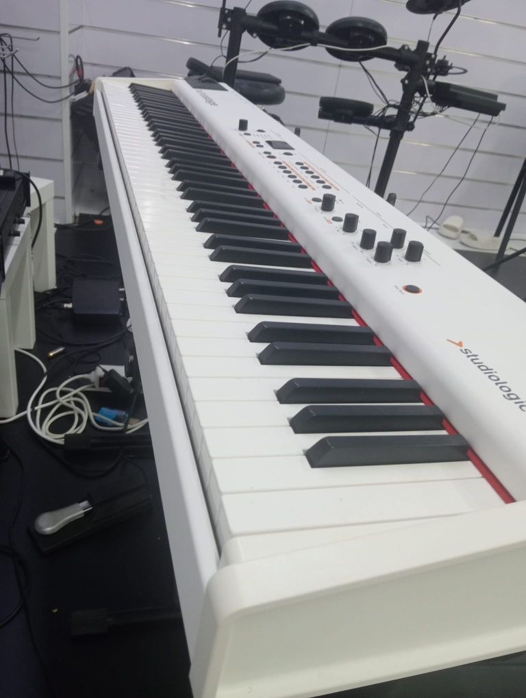 Piano elétrico  numa stage muito bom