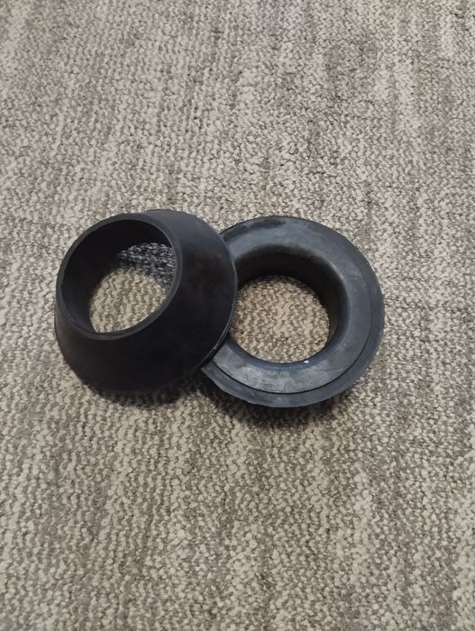 Палец полубалки МАЗ 103-1302160. В комплекте гайка и втулки .