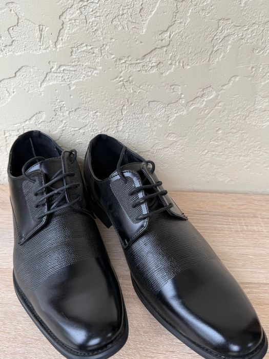 Чоловічі лаковані туфлі з класною вставкою в дизайні. Нові, 42 розмір.