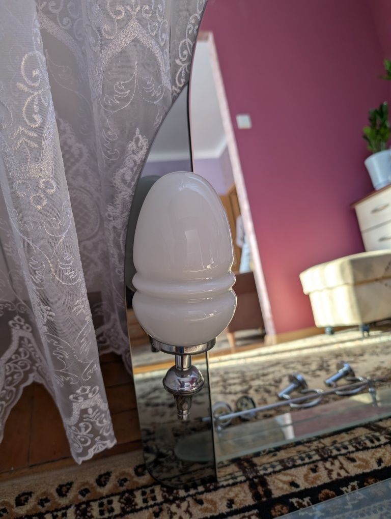 Lustro łazienkowe z kinkietami i półeczką