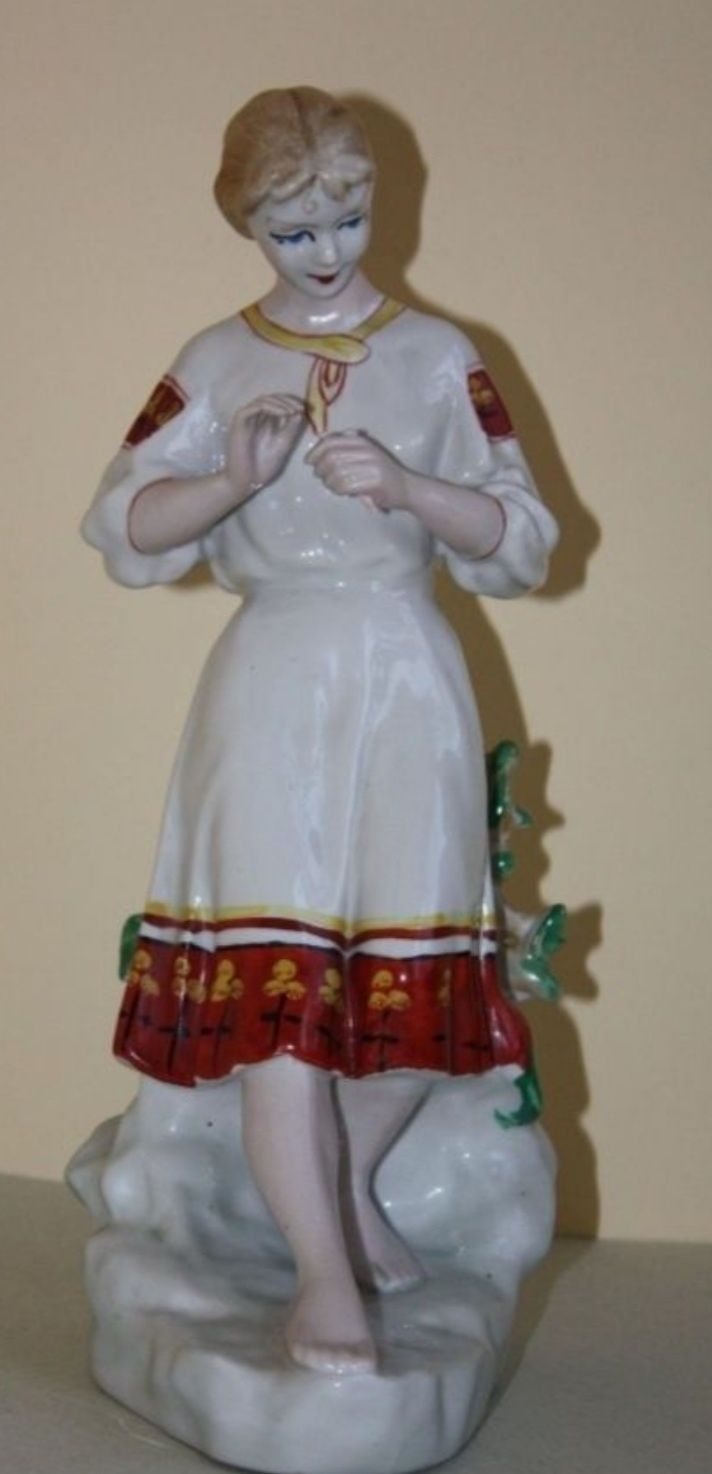 Фарфоровая статуетка Девушка с цветком