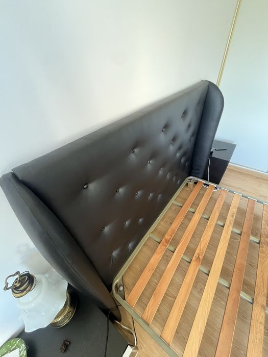 Cabeceira em Capitone + Estrado com patas + duas Mesas de cabeceira