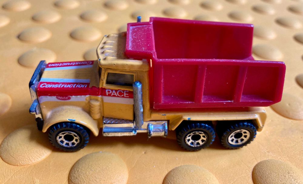 Model samochodu.Matchbox-Peterbilt Dum Truck