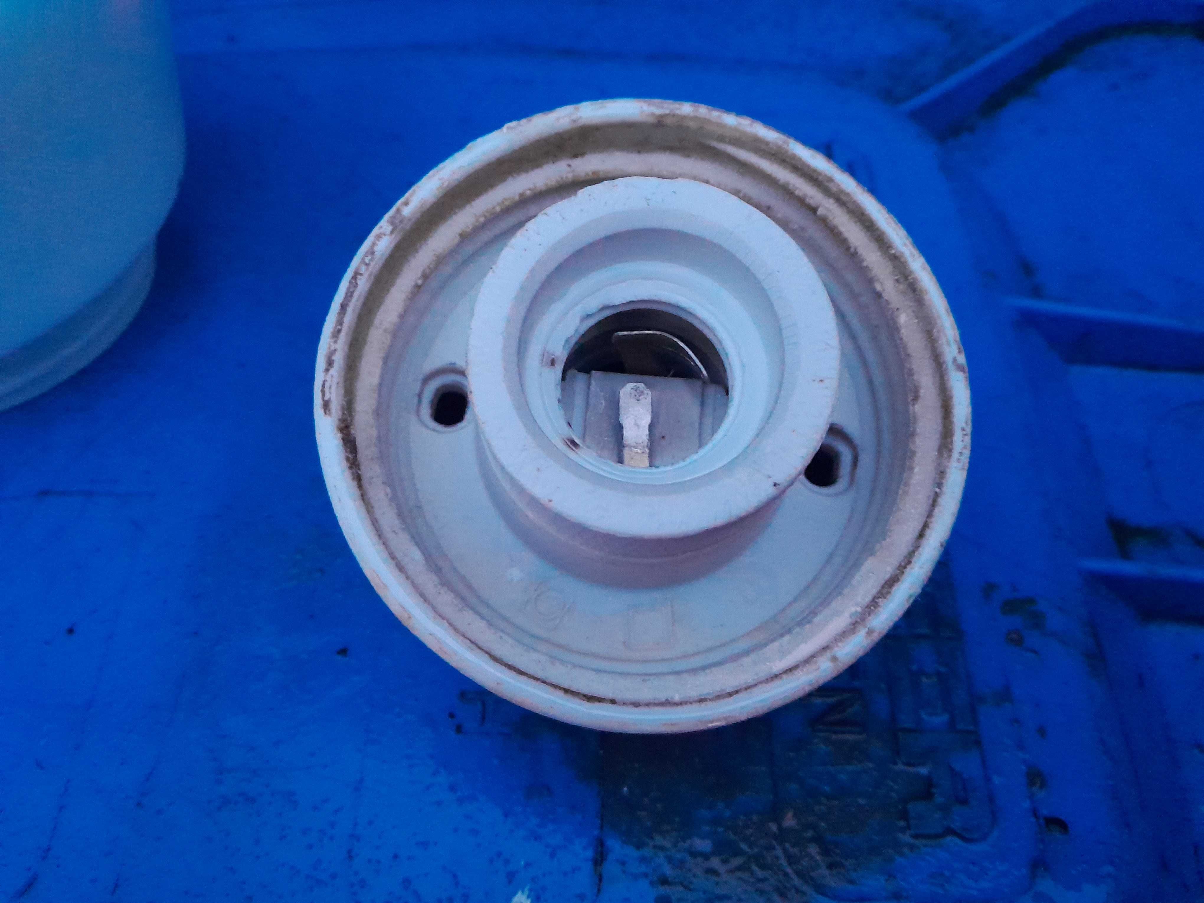 Stara oprawa ceramiczna lampy garażowej piwnicznej