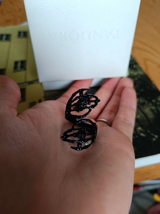 Pierścionek regulowany na Halloween obrączka ręka kościotrupa czaszki