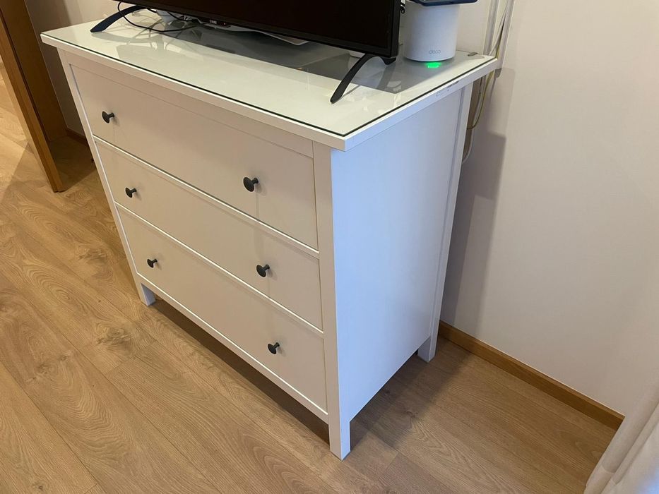 Cómoda branca com 3 gavetas