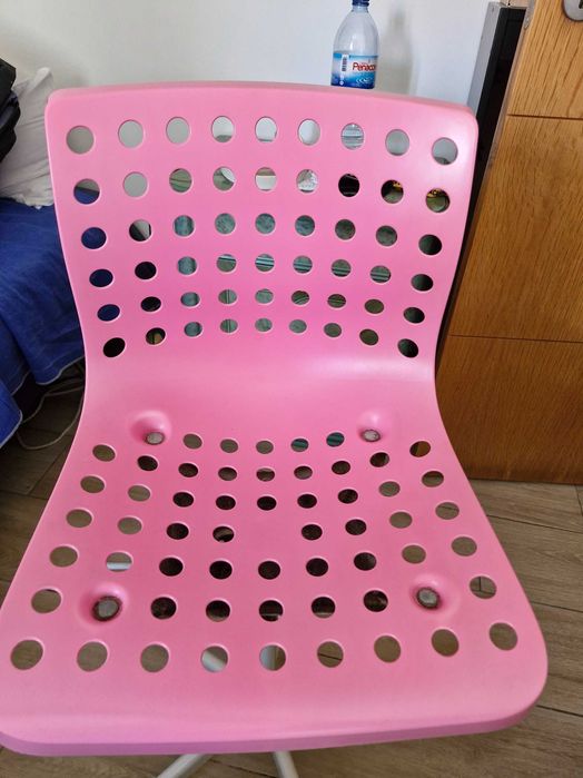 Vendo Cadeira  para secretaria ,  na cor rosa