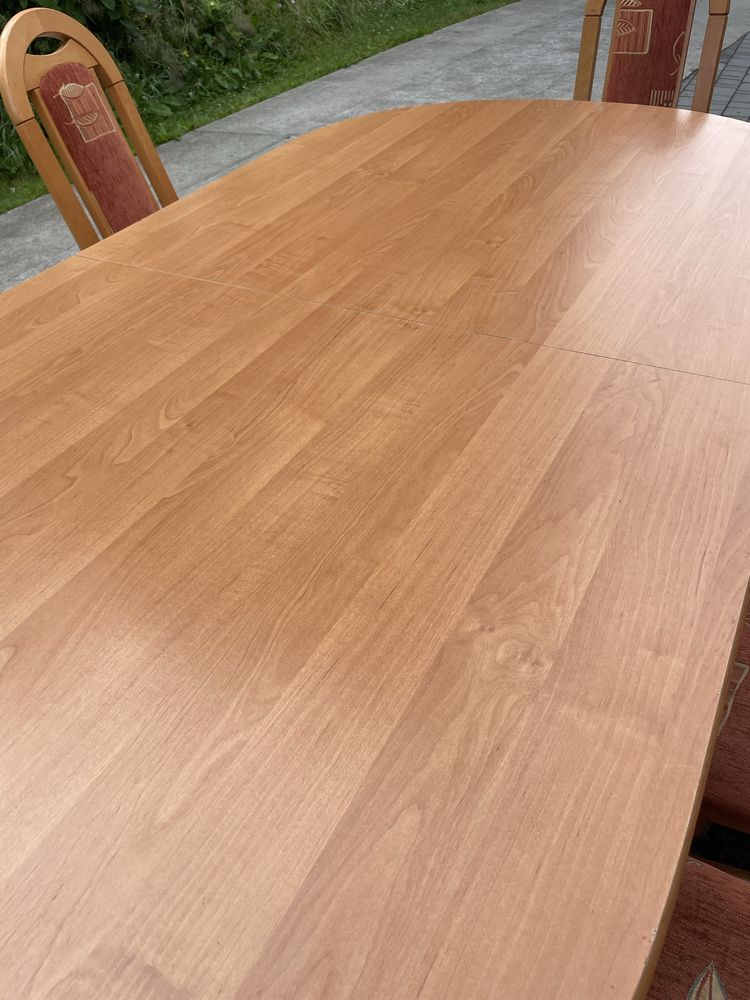 Zestaw stół z krzesłami plus witryna