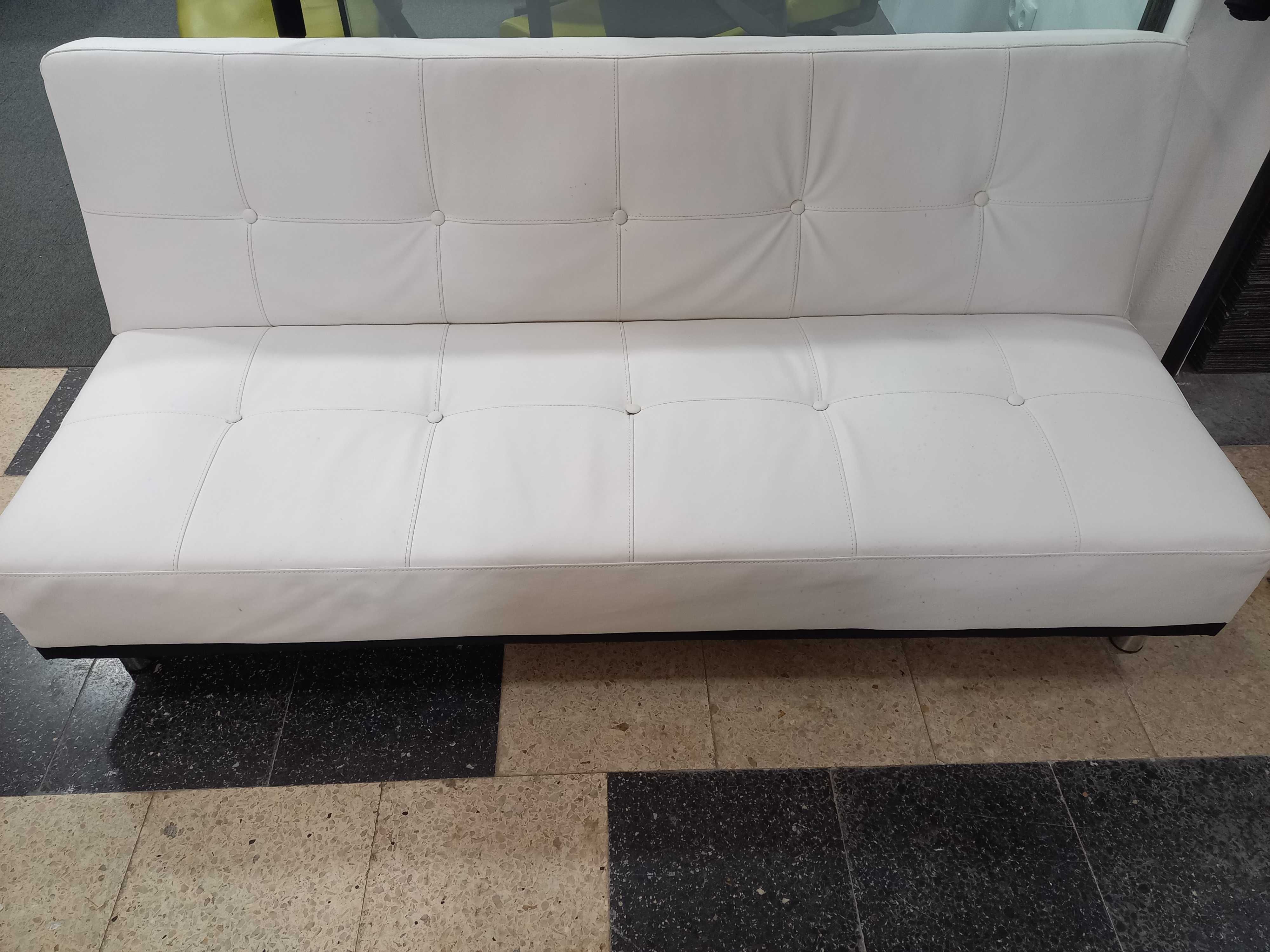 Sofa cama em pele super conservado