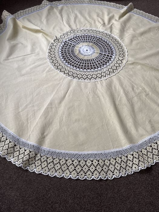 Obrus okrągły koronkowy do prywstnych kolekcji