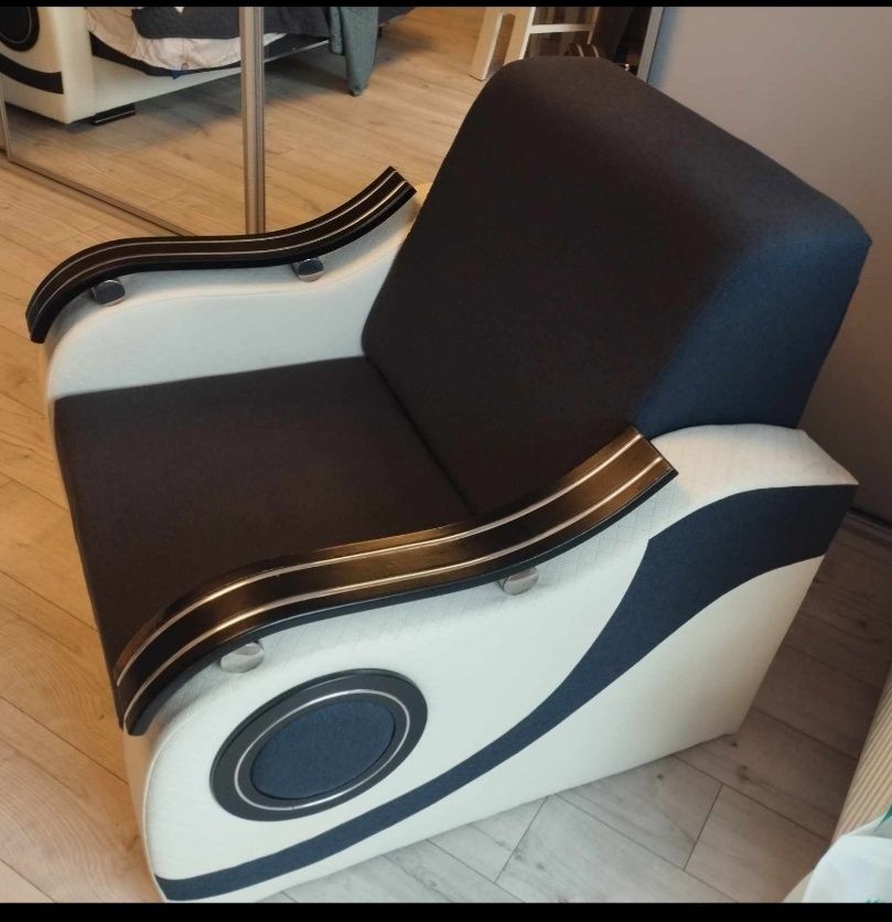 Fotel tapicerowany z funkcją spania