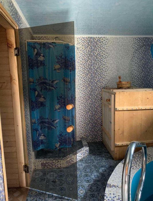 Апартаменти з кухнею на 3 особи. Поряд річка. Є сауна.