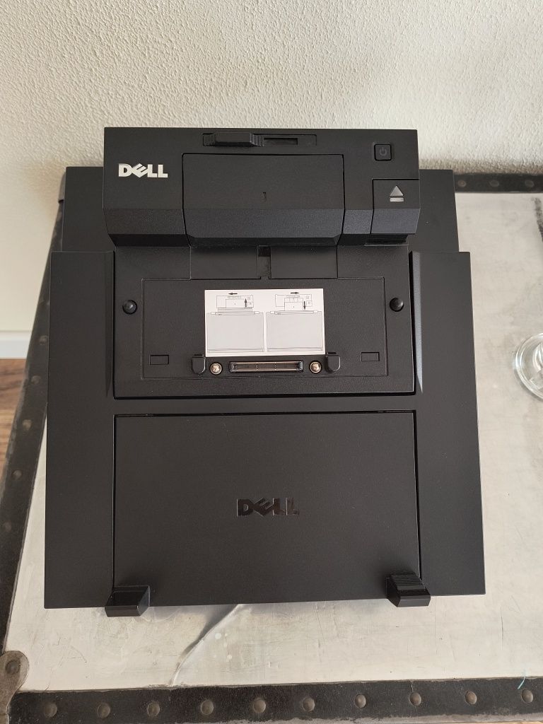 Podstawka pod laptopa ze stacją dokującą Dell