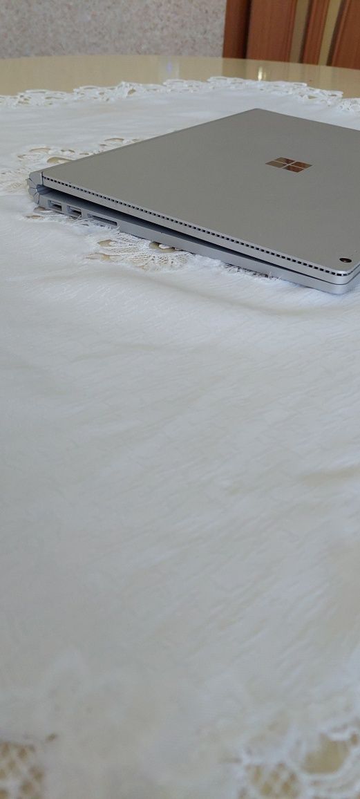 Microsoft Surface Book (i7-6600u 8/256, Nvidia geforce gpu)