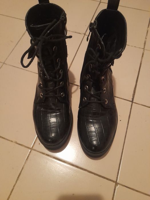 Botas de senhora pretas com atacadores.