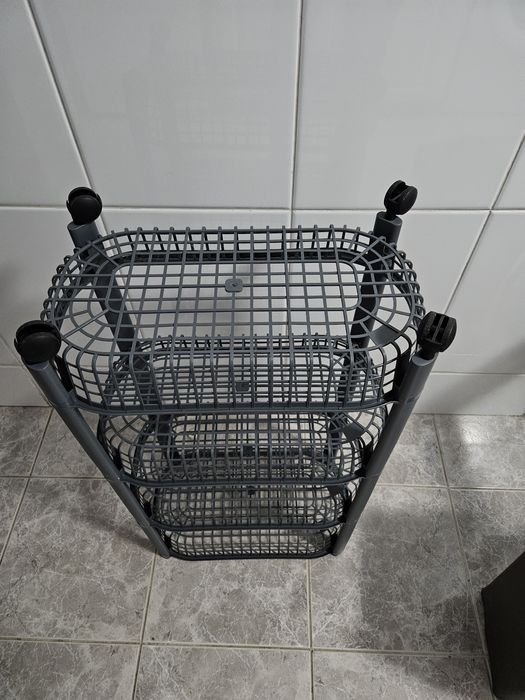 Cesto de Arrumação de 4 parteleiras cinzento em plástico.