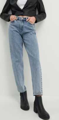 Jasne spodnie jeansowe o fasonie mom jeans. Rozmiar 42