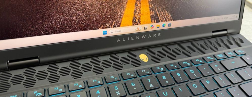 Alienware m16 R2 / QHD+ 240 Hz / Ultra 7 155 / RTX 4070 / 16 / 1 TB