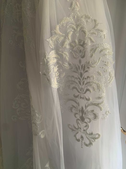 нове весільне плаття + довга фата