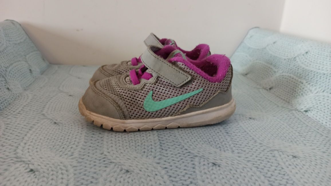 Buty sportowe Nike dla dziewczynki. Rozm. 23,5