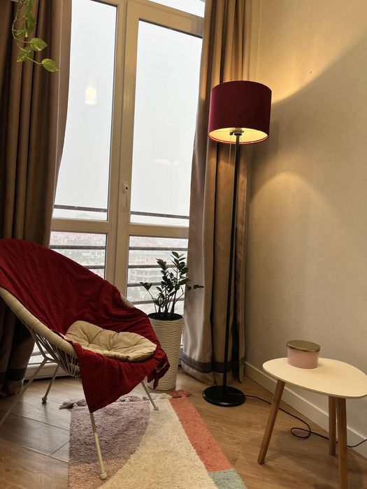 Торшер новий, додає стилю та створює затишну атмосферу